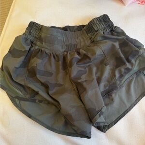 Lululemon 2.5 hottie hot shorts size O